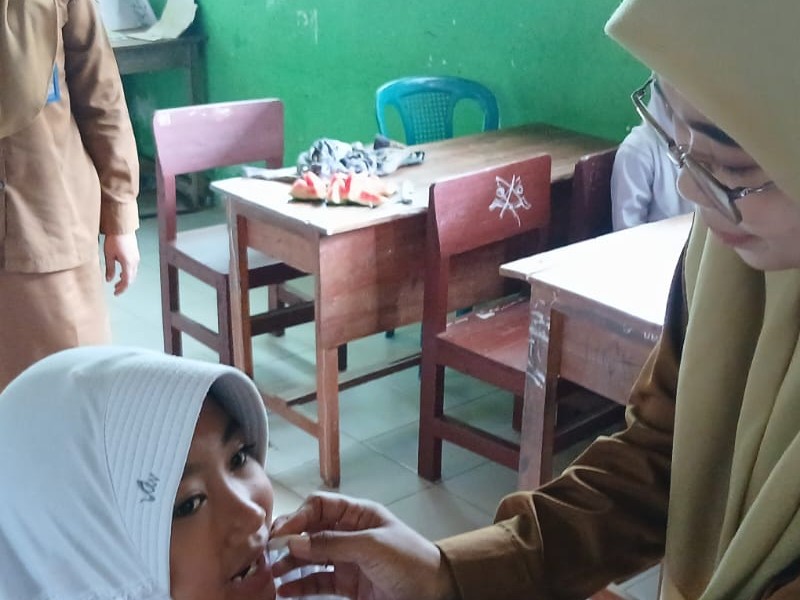 PEMBERIAN OBAT CACING DI SDN 2 KALISARI